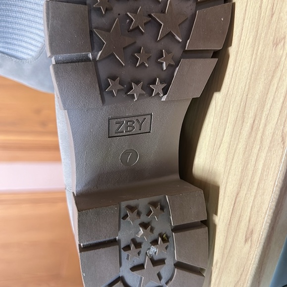 Gray suede wedge heal boots NWOT - Picture 3 of 5